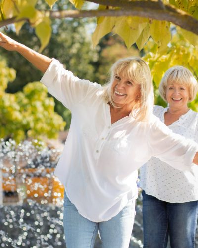 Friske kvinner utendørs, vitamin B6 og Svartsurbær+ støtter energi, hjerne og immunforsvar hos eldre