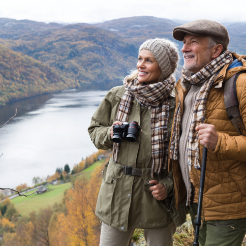 u1429987746_Dame_og_mann_50_p_tur_i_nordisk_landskap_grnne_og_d91b4cd1-4334-4a9e-b44a-9fb9a3923927_0